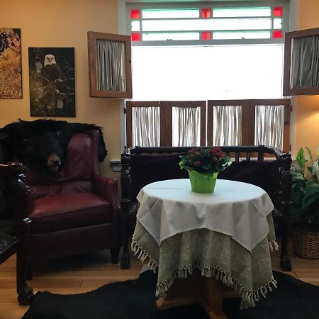 Holiday Lodge Bed And Breakfast Banff Bagian luar foto
