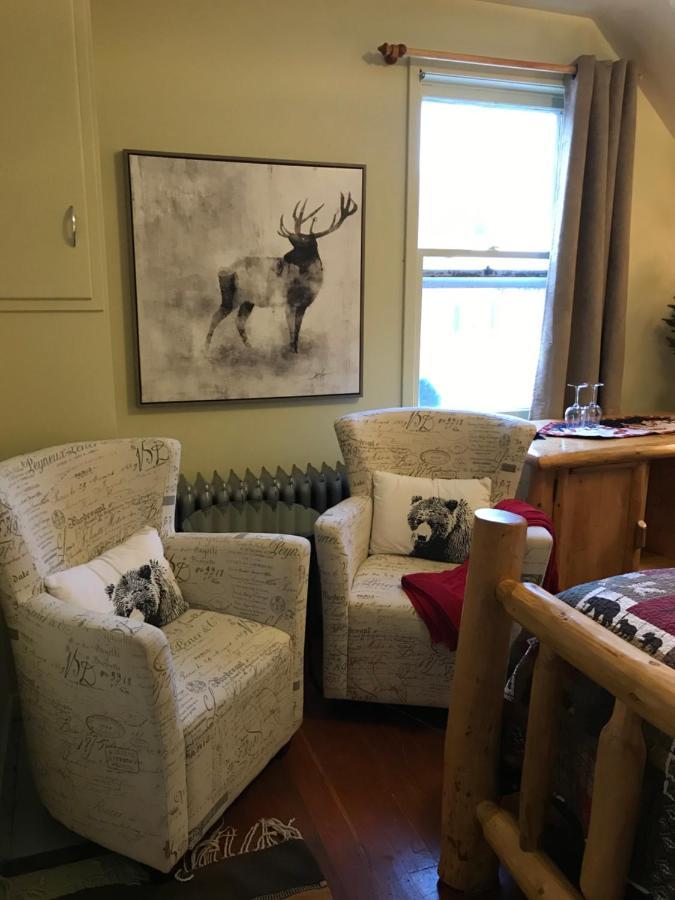Holiday Lodge Bed And Breakfast Banff Bagian luar foto
