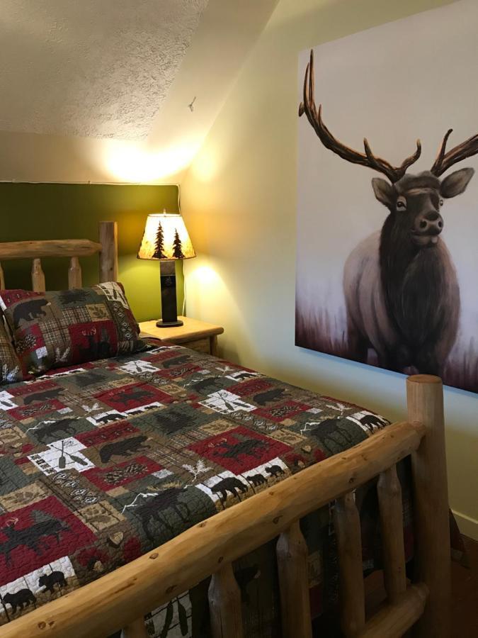 Holiday Lodge Bed And Breakfast Banff Bagian luar foto