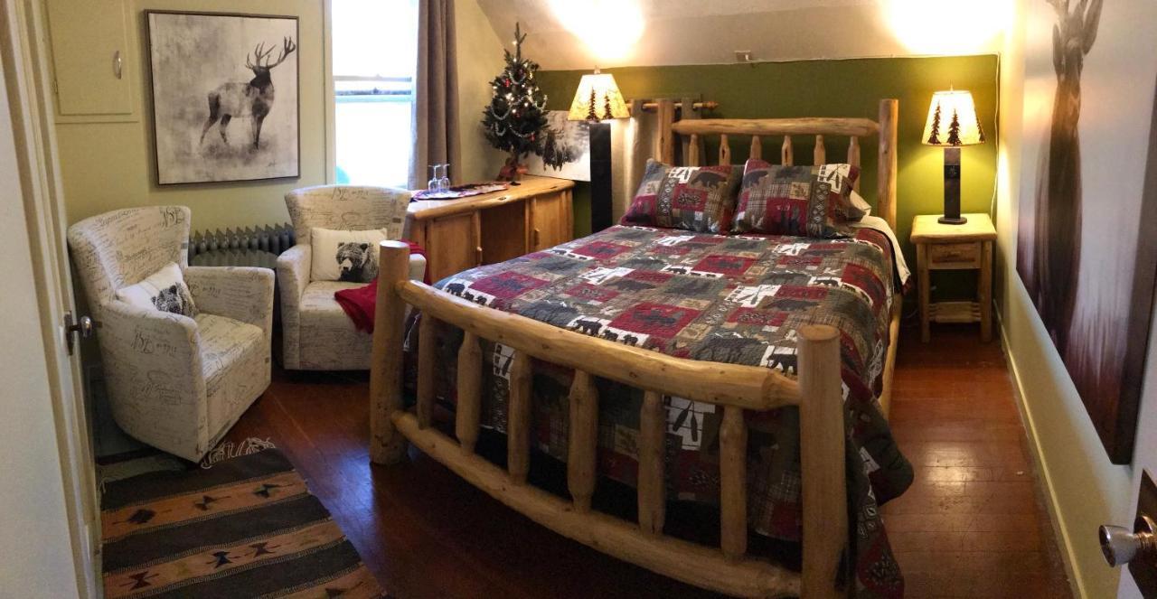 Holiday Lodge Bed And Breakfast Banff Bagian luar foto
