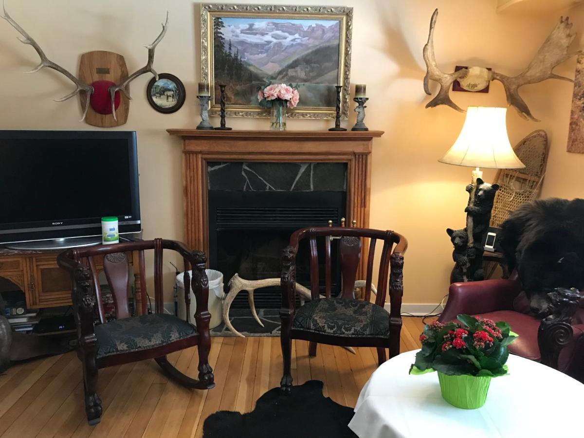 Holiday Lodge Bed And Breakfast Banff Bagian luar foto