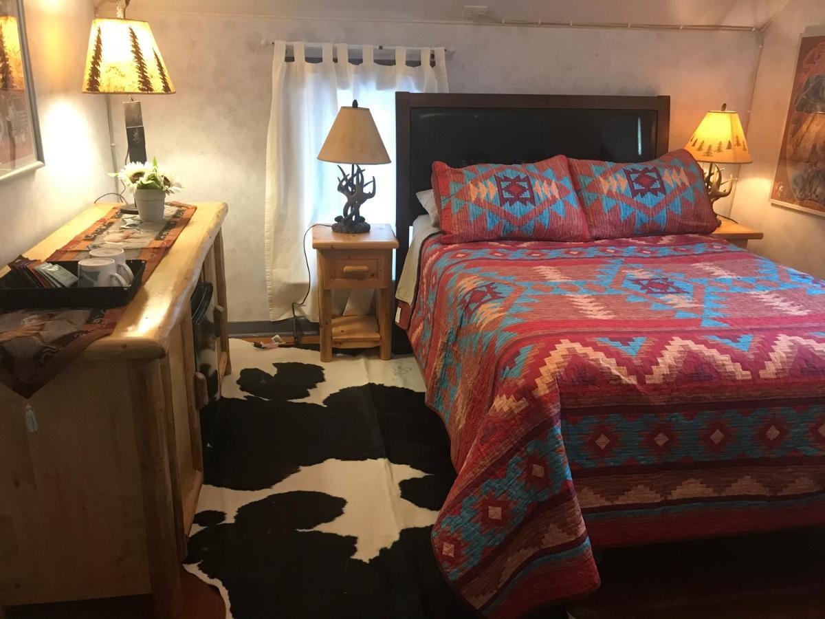 Holiday Lodge Bed And Breakfast Banff Bagian luar foto